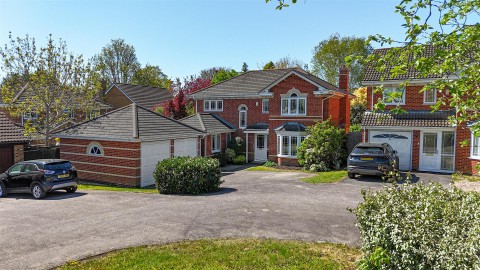 View Full Details for Hunters Chase, Caversham, Reading
